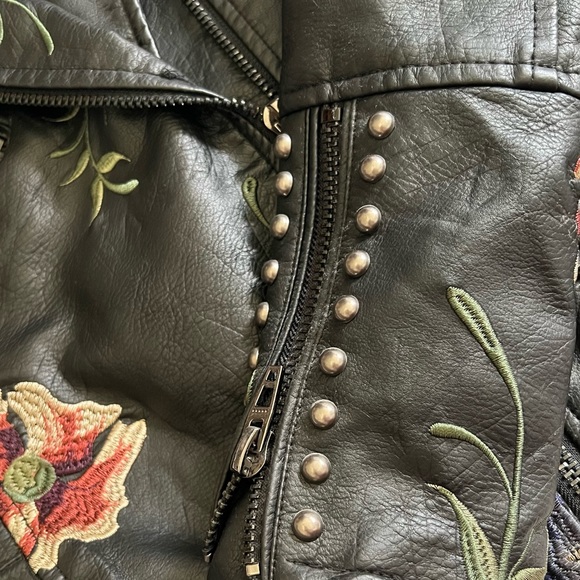 BLANK NYC BLACK VEGAN LEATHER “AS YOU WISH” MOTO JACKET WITH FLORAL EMBROIDERY - Picture 12 of 12